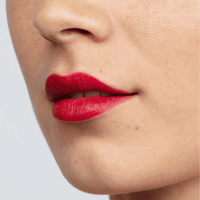 Tragbarer Lippenstift in Dunkelrot auf den Lippen, weich gezeichnetes Lippenprofil