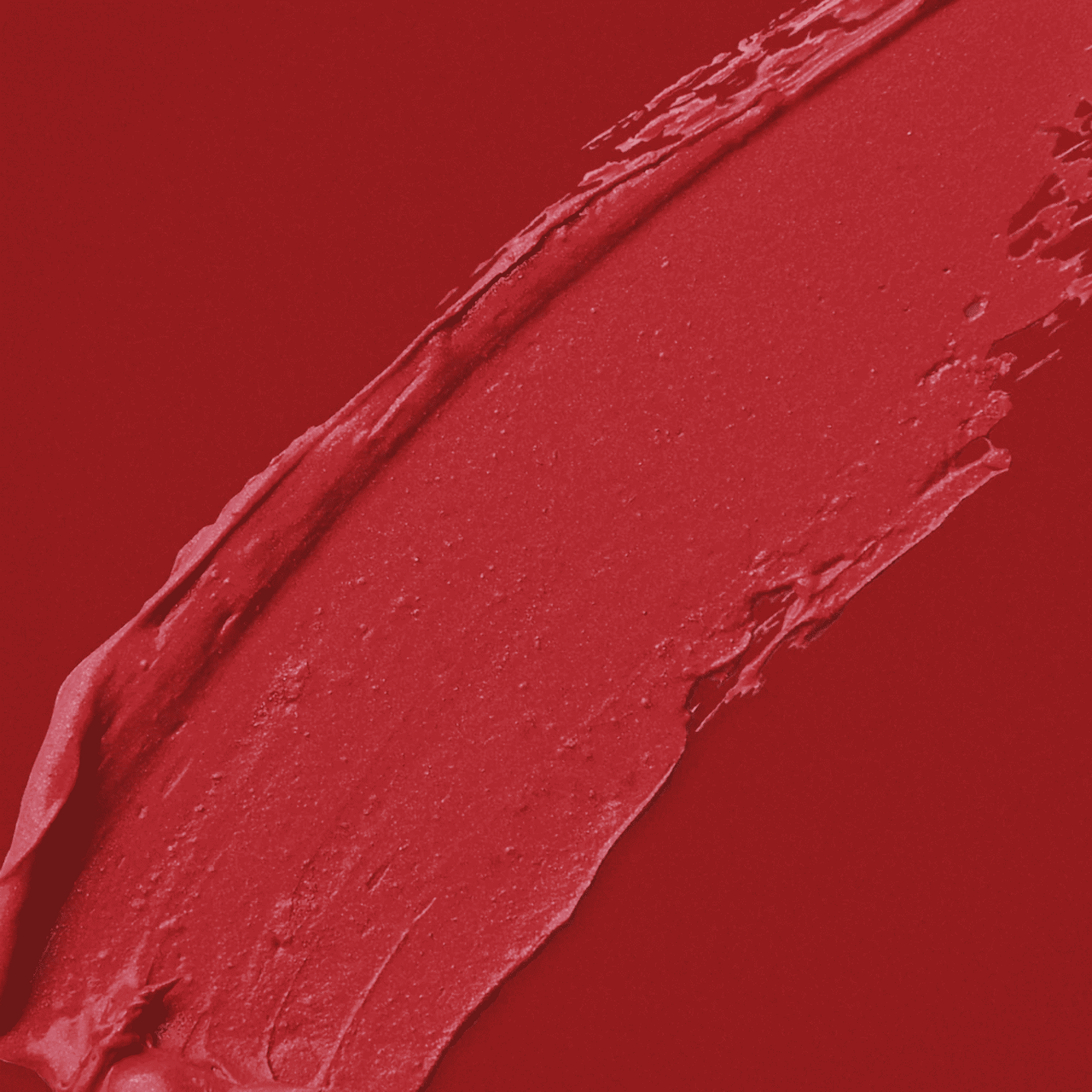 Lippenstift-Swatch: kräftiger Rotton mit cremiger, glänzender Textur aufgetragen