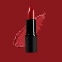 Natürlicher Lippenstift im schwarzen Etui mit kräftigem Beerenton als Auftrag auf dem Stift