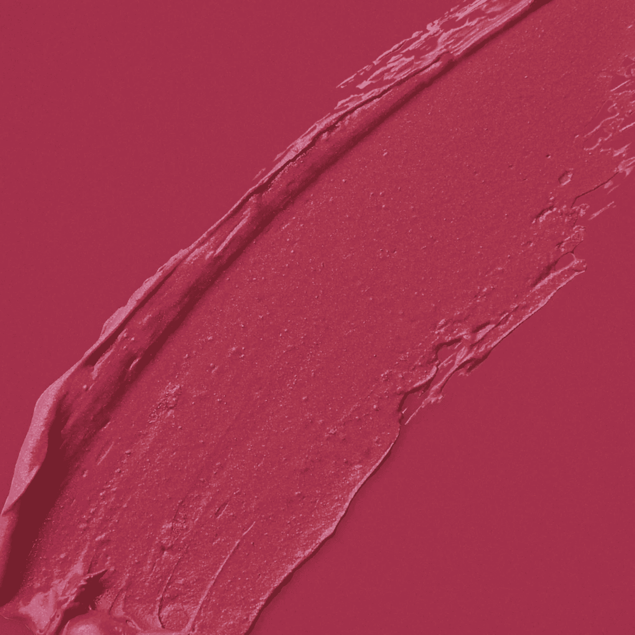 Lippenstift-Swatch: tiefes Beerenrot mit glänzender, cremiger Textur im Auftrag