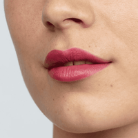 Lippenstift auf den Lippen: Rosé-Pflaumenton mit matter bis leicht glänzender Oberfläche