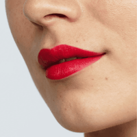Lippenstift auf den Lippen: sattes Rot mit definierter Kontur und leichtem Glanz