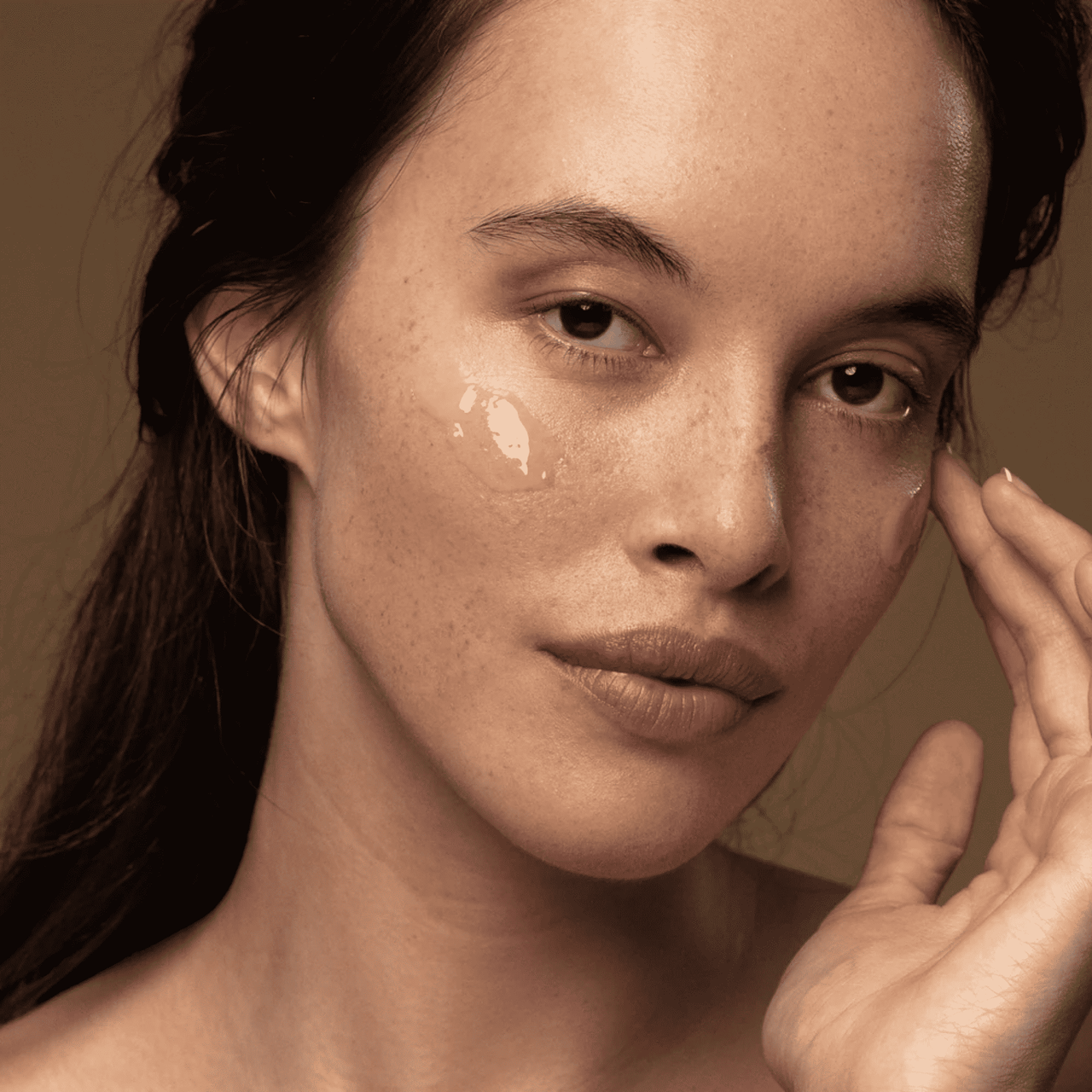 Feuchtigkeitsspendendes Water-Gel aufgetragen: glatter Gel-Glanz im Gesicht