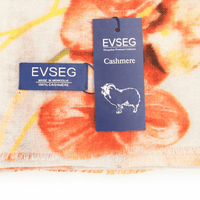 Bedruckter Damen-Schal mit EVSEG-Cashmere Etikett auf orangefarbenem Stoff mit Muster