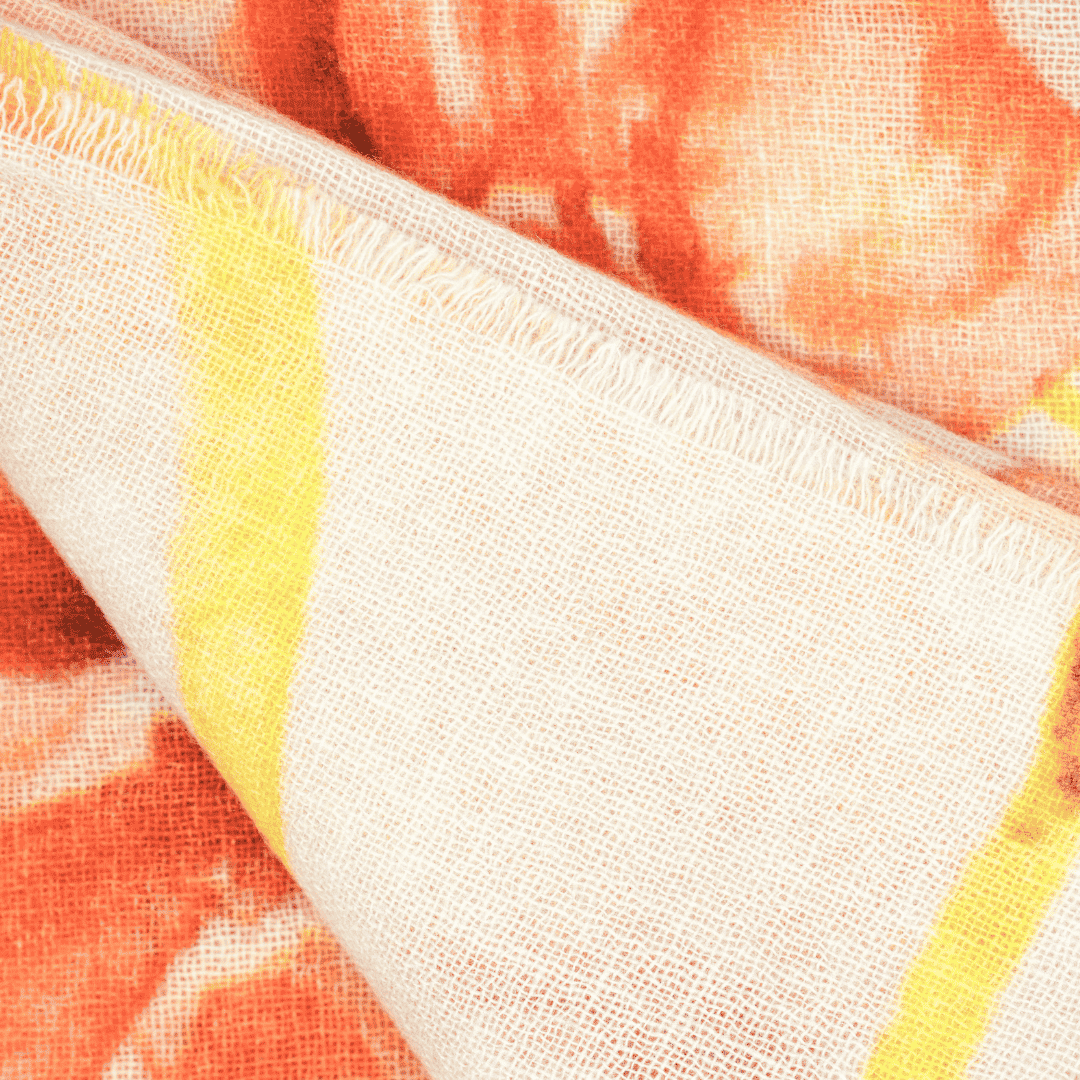 Bedruckter Damen-Schal: helles Gewebe mit orangefarbenen und gelben Flächen