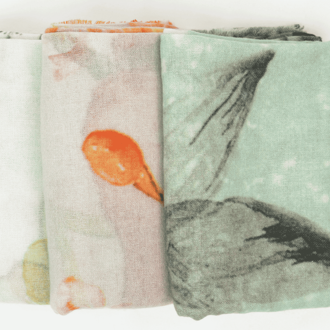 Bedruckter Damen-Schal aus Stoff mit orangefarbenem Motiv und Pastellgrün/Dunkelgrau