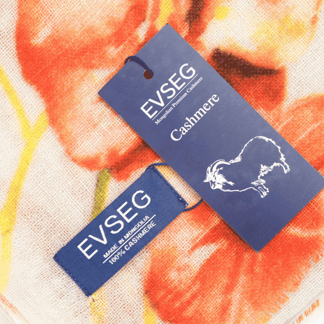 Bedruckter Damen-Schal mit EVSEG-Etikett, orangefarbenes Blumenmuster auf hellem Grund