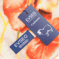 Bedruckter Damen-Schal mit EVSEG-Etikett, orangefarbenes Blumenmuster auf hellem Grund