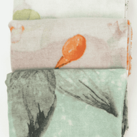 Bedruckter Damen-Schal mit orangefarbenem Motiv auf hellem Grund, Pastellgrün und Grafik