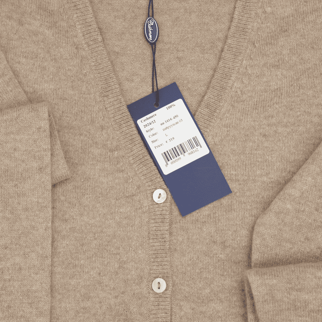 Beiger Damen-Cardigan, Detail Knopfleiste; EVSEG-Tag am Halsausschnitt