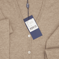 Beiger Damen-Cardigan, Detail Knopfleiste; EVSEG-Tag am Halsausschnitt