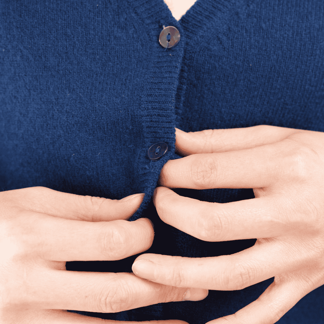 Dunkelblauer Damen-Cardigan: Knopfleiste mit runden Knöpfen und Feinstrick-Struktur