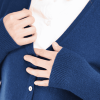 Dunkelblauer Damen-Cardigan mit V-Ausschnitt, Knopfleiste und geripptem Saum