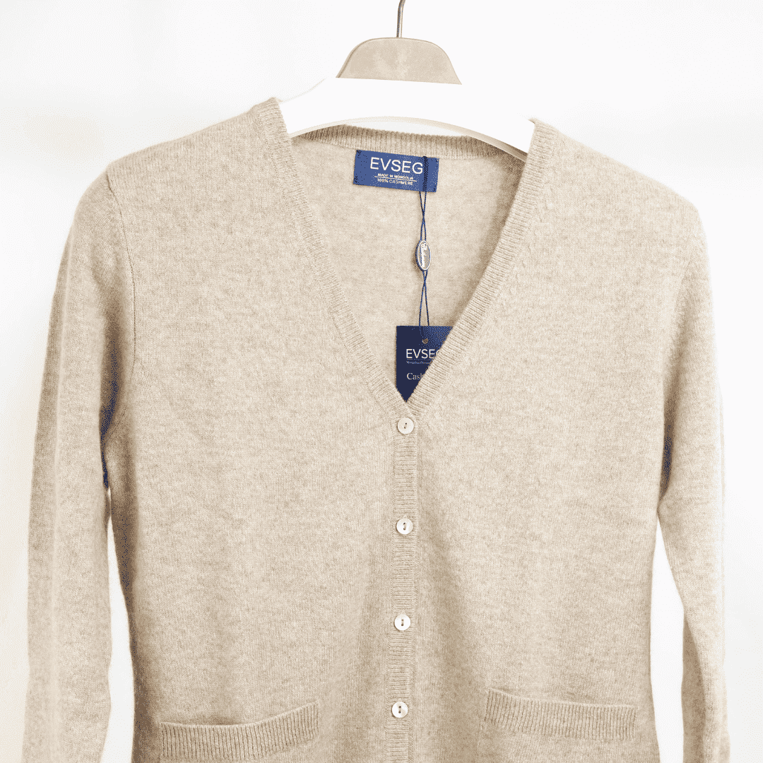 Beiger Damen-Cardigan mit V-Ausschnitt und Knopfleiste, auf Bügel, EVSEG-Tag
