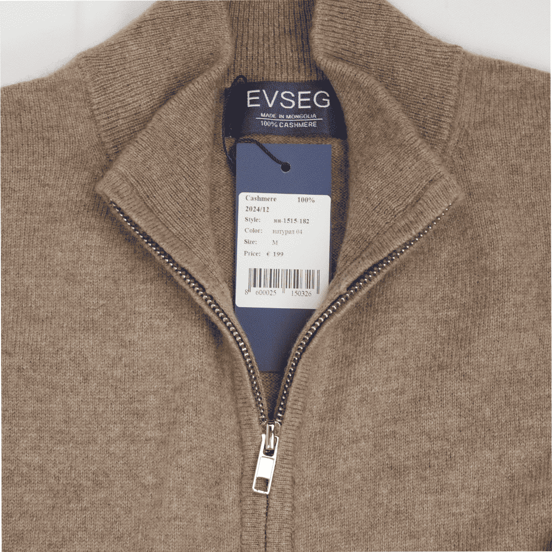 Beige Strickjacke mit Reißverschluss, Detail am Kragen mit EVSEG Etikett