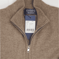 Beige Strickjacke mit Reißverschluss, Detail am Kragen mit EVSEG Etikett