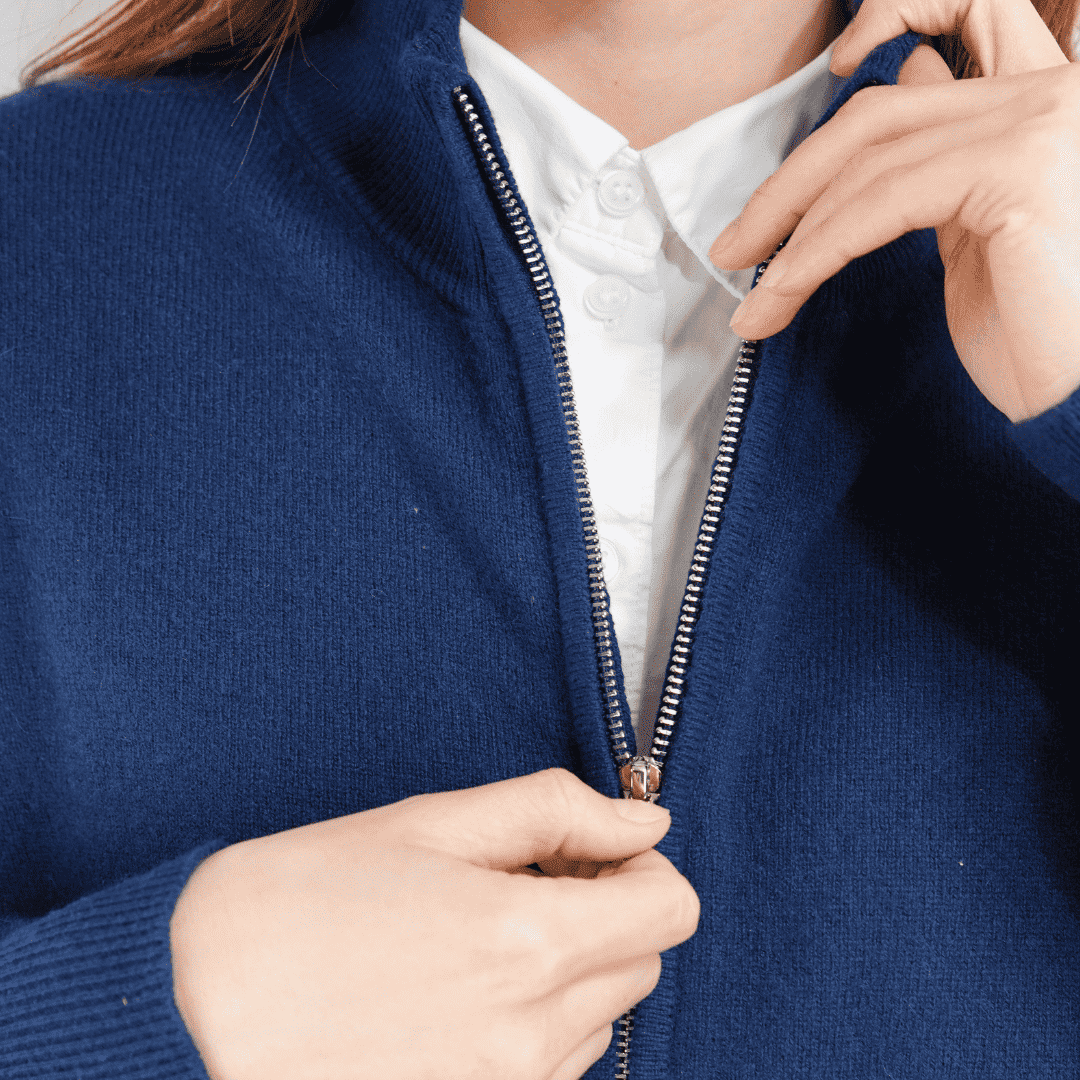 Dunkelblaue Strickjacke mit durchgehendem Reißverschluss, Stehkragen und Strickbündchen
