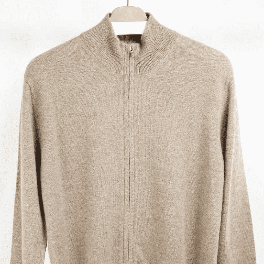 Beige Strickjacke mit Reißverschluss und Stehkragen, Frontansicht auf Kleiderbügel
