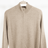 Beige Strickjacke mit Reißverschluss und Stehkragen, Frontansicht auf Kleiderbügel