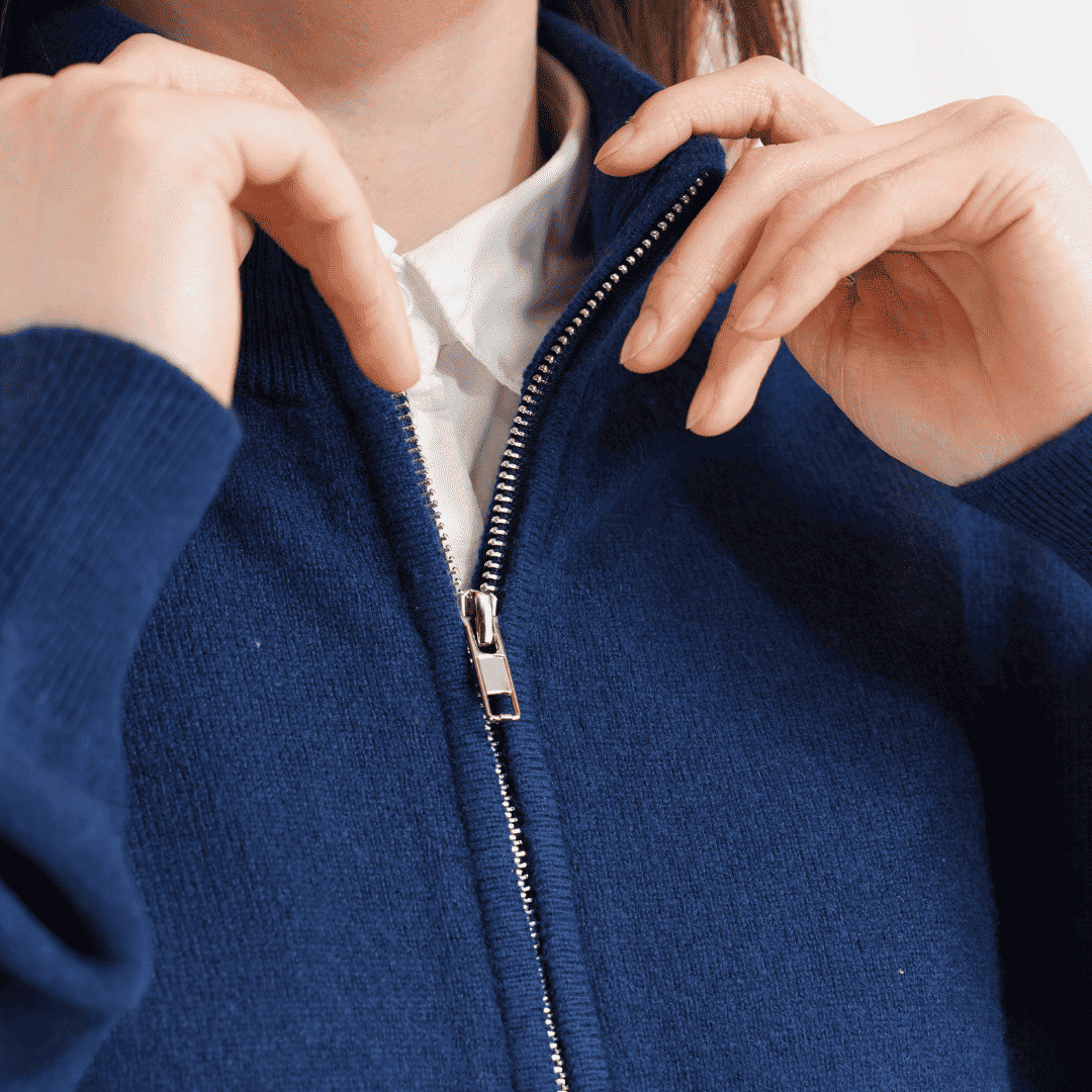 Dunkelblaue Strickjacke mit Reißverschluss und geripptem Kragen, Detail am Halsausschnitt