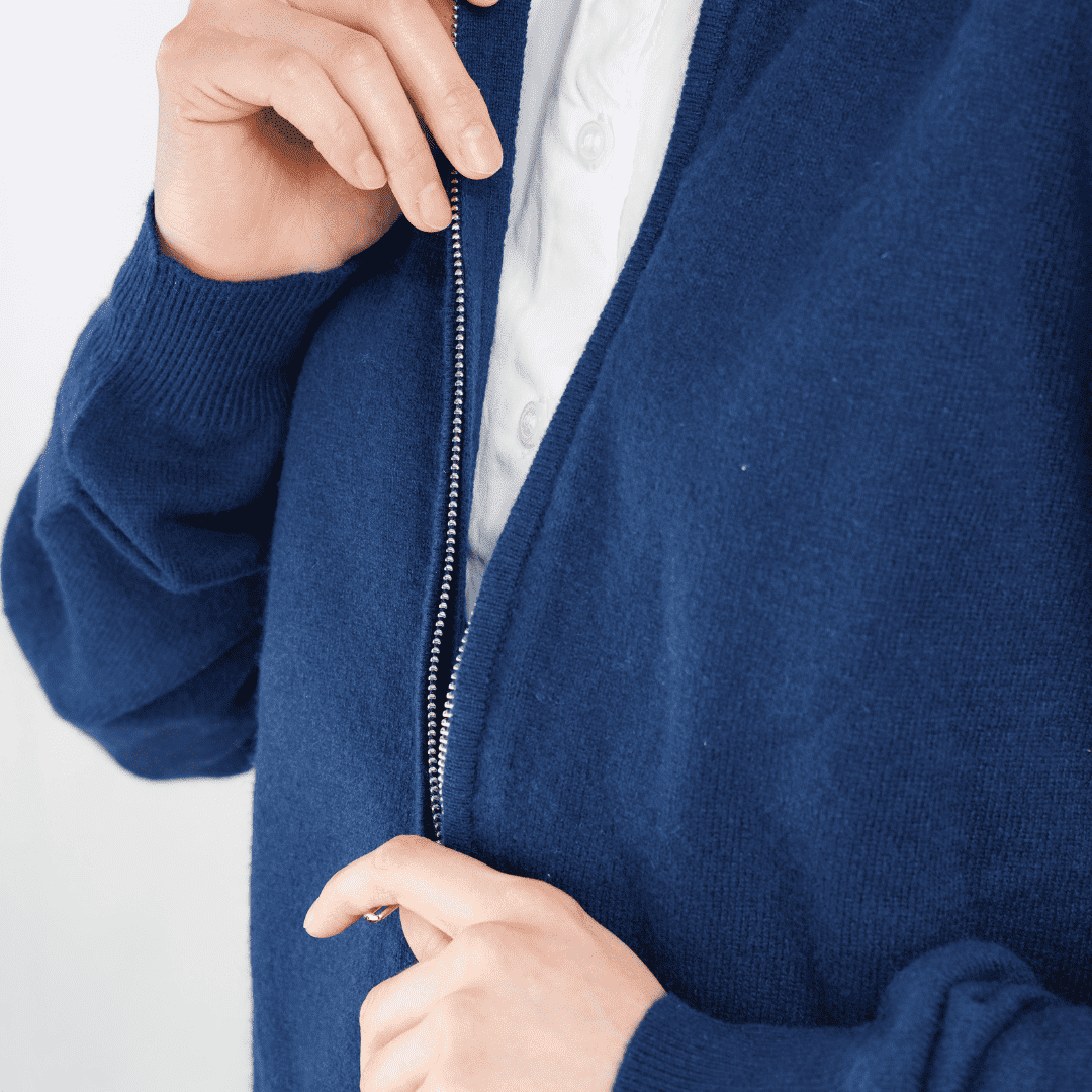 Dunkelblaue Strickjacke mit Reißverschluss, geöffneter Front und Ärmelbündchen