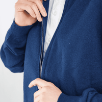 Dunkelblaue Strickjacke mit Reißverschluss, geöffneter Front und Ärmelbündchen