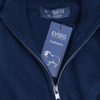Dunkelblaue Strickjacke mit Innenetikett EVSEG Cashmere am Kragenbereich