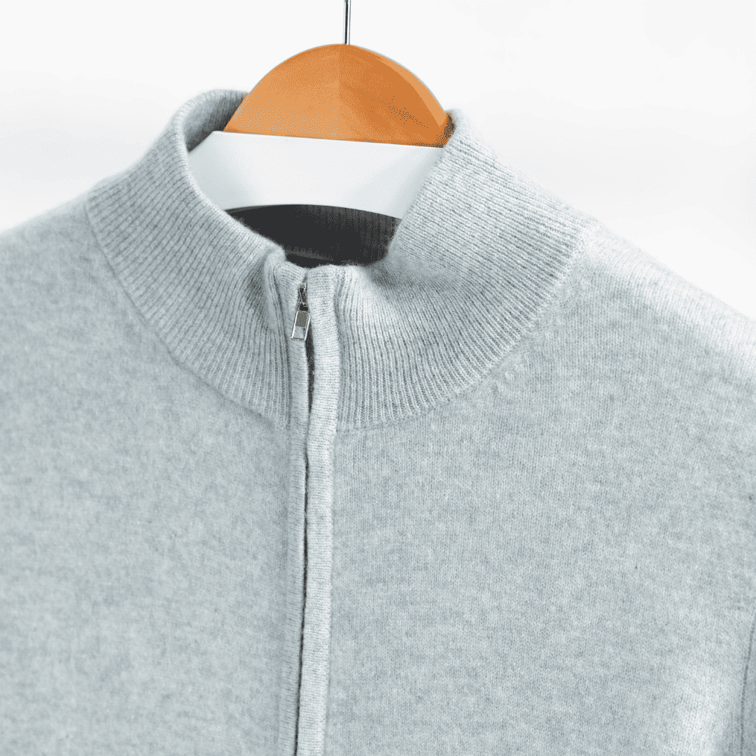 Damen-Strickjacke in Silbergrau mit Stehkragen und Metall-Reißverschluss, gerippte Kanten