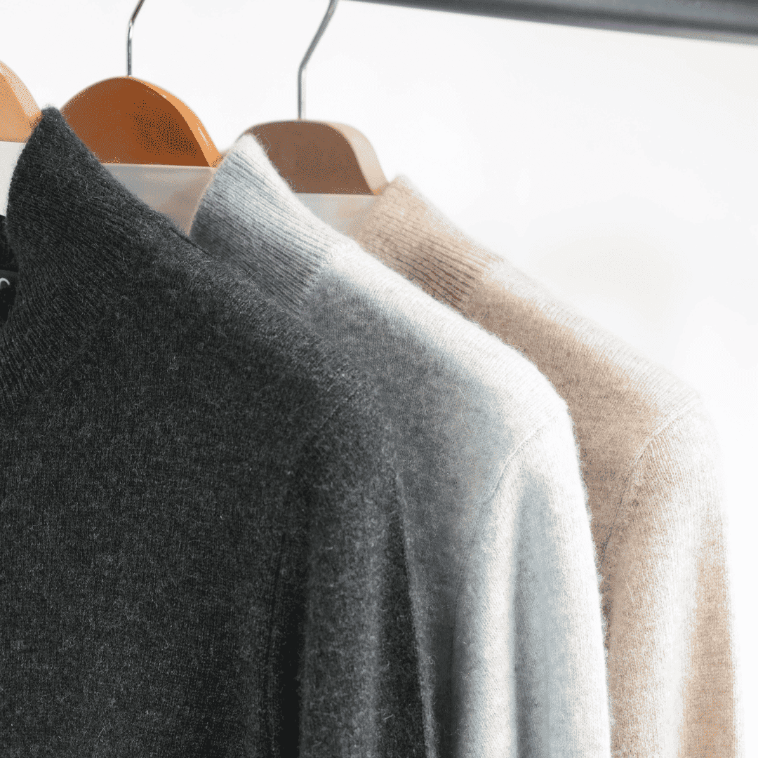 Zwei Damen-Strickjacken auf Bügeln: dunkelgrau und silbergrau meliert, Strickoptik