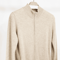 Damen-Strickjacke in Beige mit durchgehendem Reißverschluss und geripptem Stehkragen