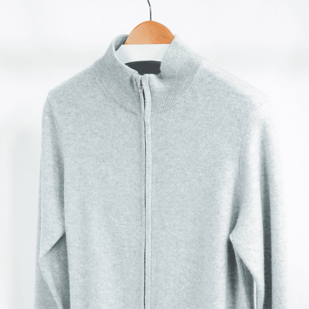 Damen-Strickjacke Silbergrau mit durchgehendem Reißverschluss und hohem geripptem Kragen