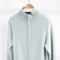 Damen-Strickjacke Silbergrau mit durchgehendem Reißverschluss und hohem geripptem Kragen