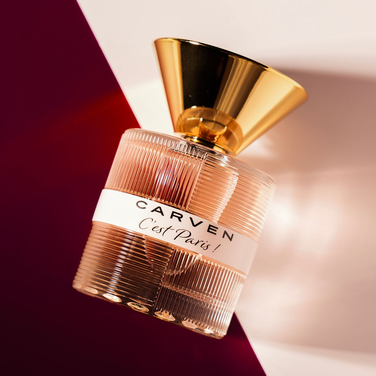 Carven Eau de Parfum Flakon mit goldfarbenem Deckel und Rippen