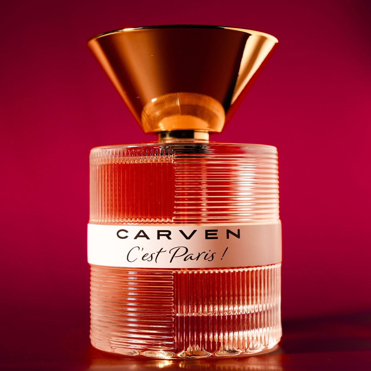 Carven Eau de Parfum Flakon mit goldenem Deckel und geripptem Glas