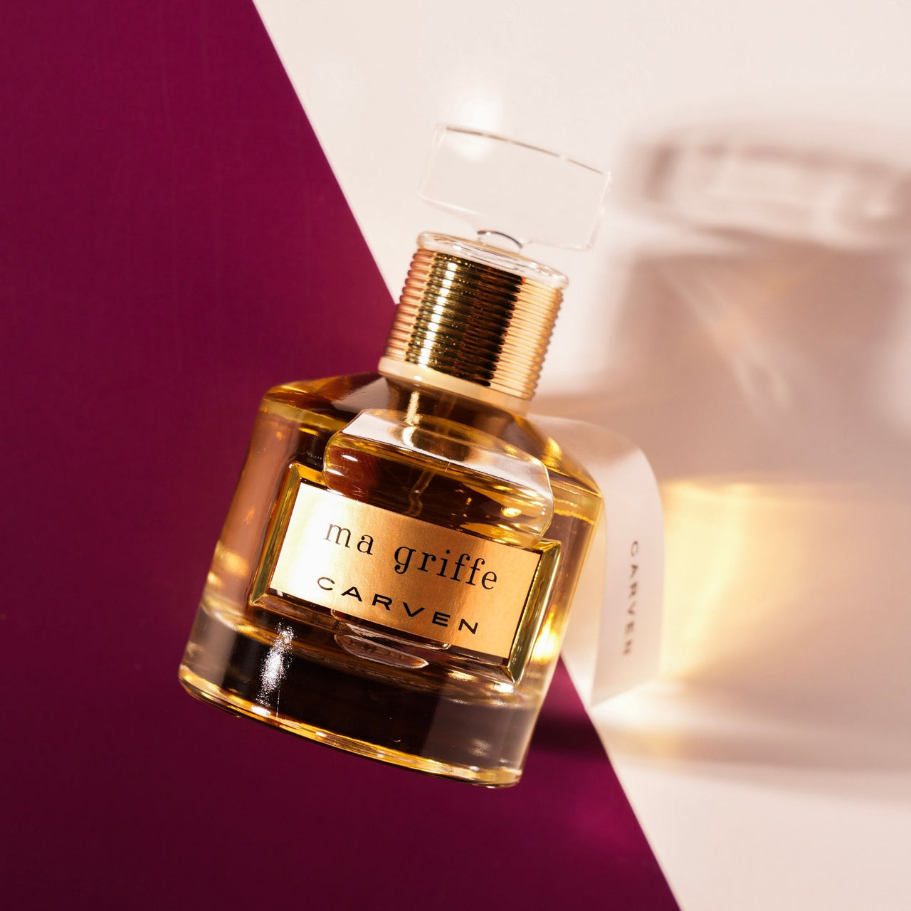 Eau de Parfum Ma Griffe: kompakter Glasflakon mit goldfarbener Kappe