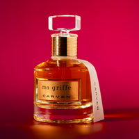 Eau de Parfum Ma Griffe mit bernsteinfarbenem Glasflakon und goldfarbener Kappe