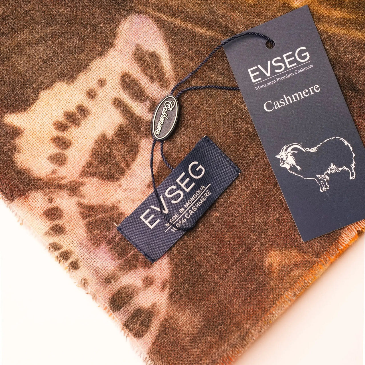 Cashmere-Schal mit großem Tiermotiv in Braun, Beige und Orange, mit Markenanhängern