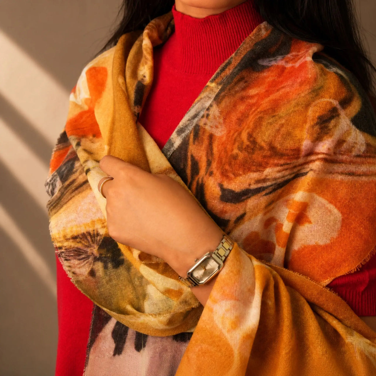 Cashmere-Schal in Orange, Ocker und Braun mit dunklen Flecken, weich fallend