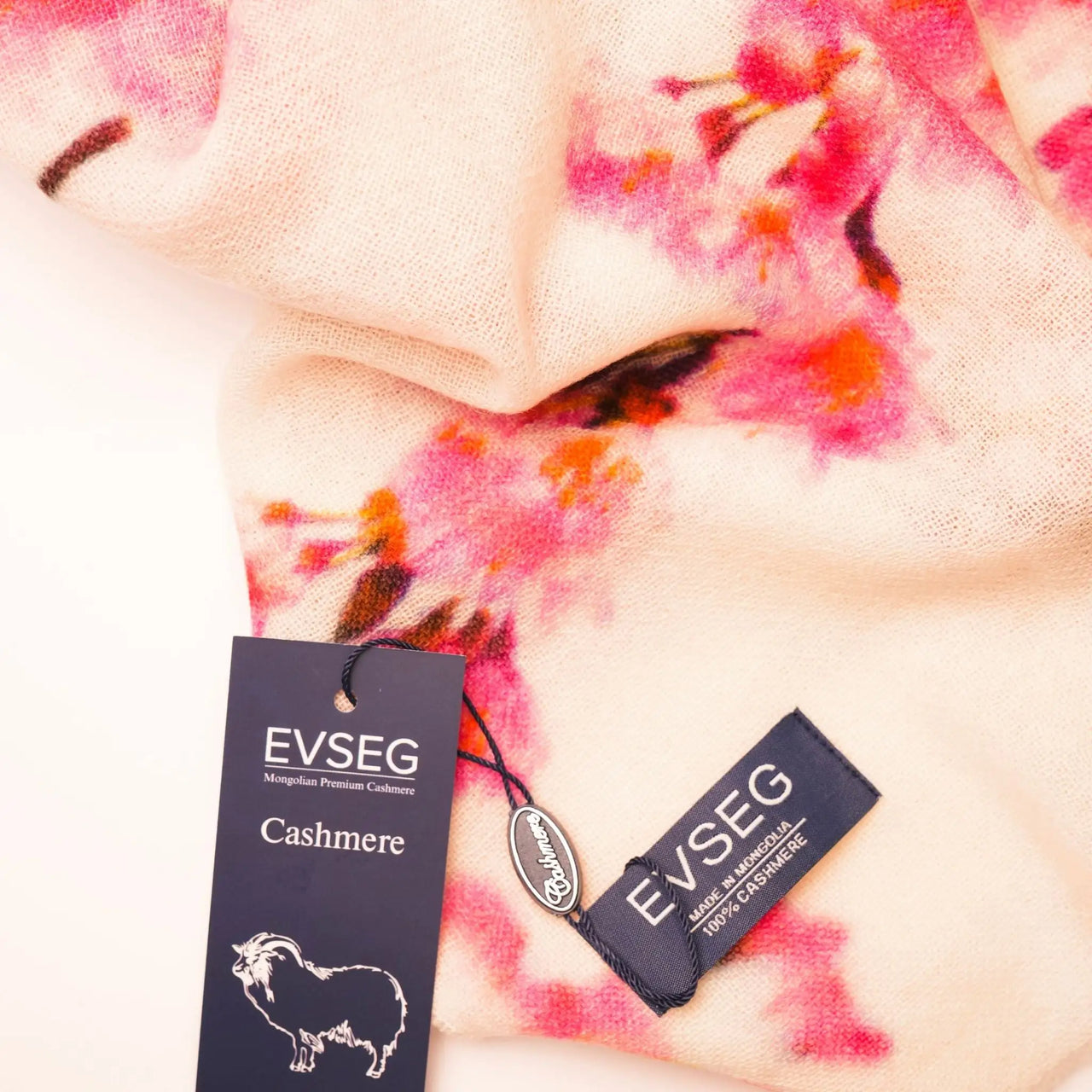 Cashmere-Schal in Weiß mit pinken Blüten-Spritzmustern, Markenanhänger im Detail
