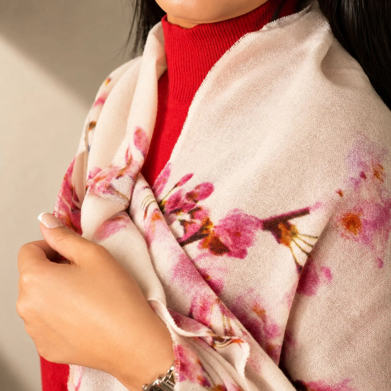 Cashmere-Schal in Creme mit pinken Blüten, geschmeidiges Tuch mit durchgehendem Muster