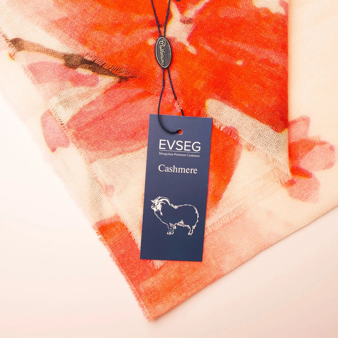 Cashmere-Schal in Orange und Koralle mit abstrakten Blüten, mit Markenetikett