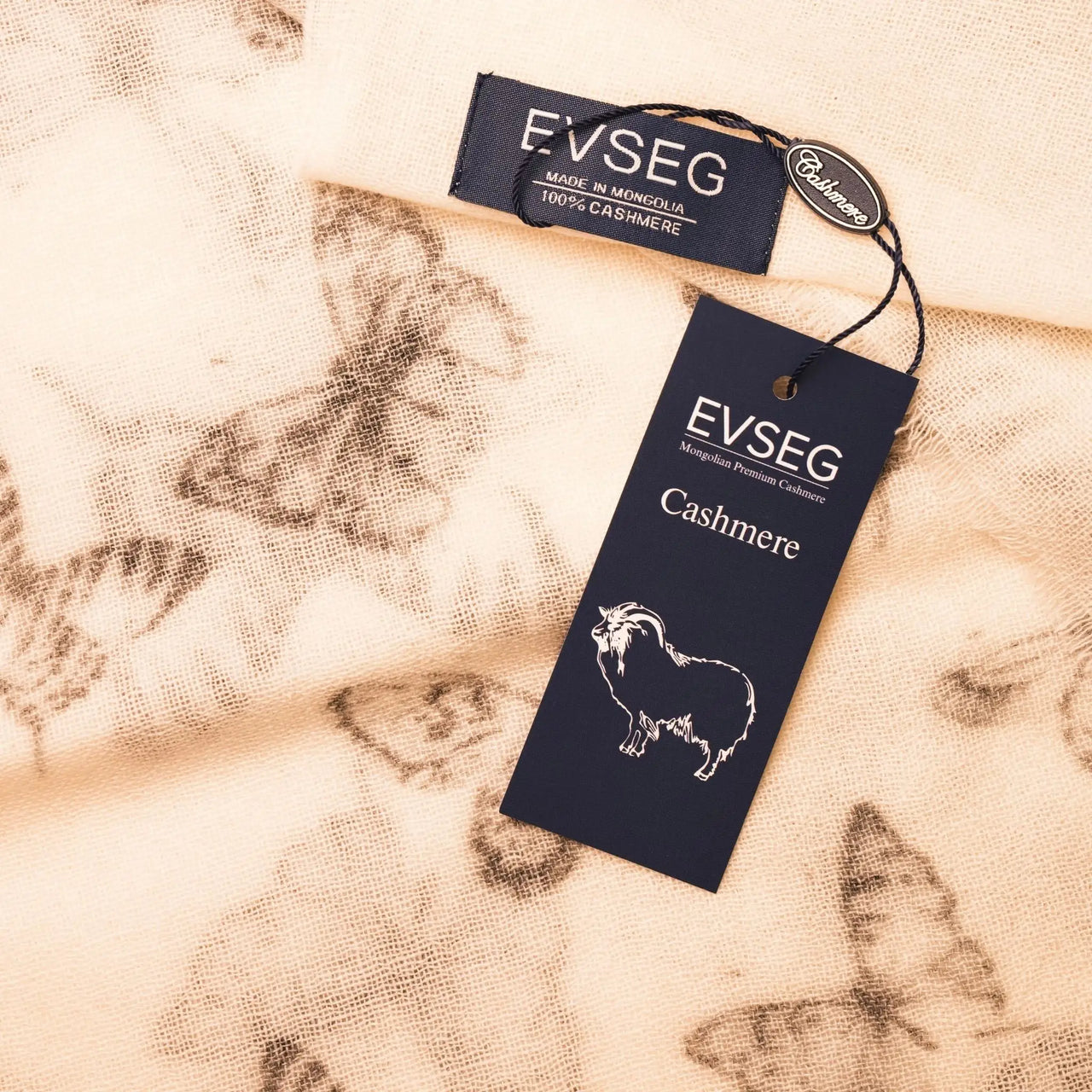 Bedruckter Cashmere-Schal mit EVSEG-Etikett, dunkles Tierprint-Muster