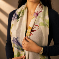 Bedruckter Cashmere-Schal, beigefarben mit bunten Blumenmotiven