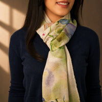 Bedruckter Cashmere-Schal, hell mit bunten Blumen- und Farbverlaufstreifen