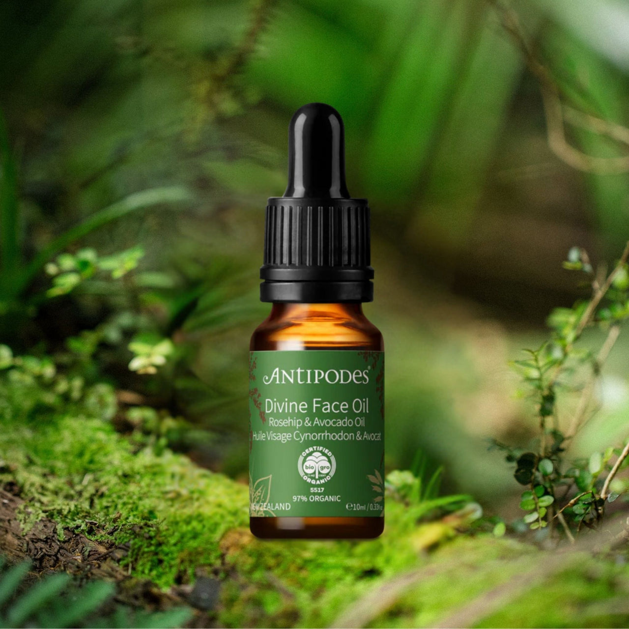 ANTIPODES Gesichtsöl-Flasche aus Braunglas mit Pipette und Aufdruck Divine Face Oil