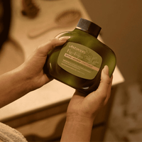 Shampoo & Conditioner Flasche (Repair & Nourish Conditioner), dunkelgrün mit Etikett