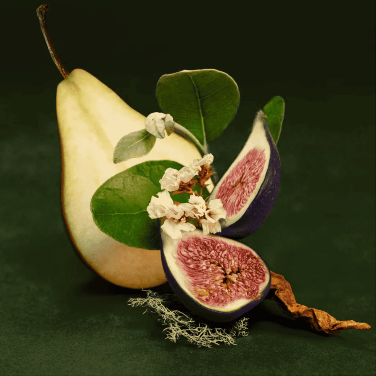 Feige und Feijoa mit Blättern und aufgeschnittener Frucht als Inhaltsstoffe