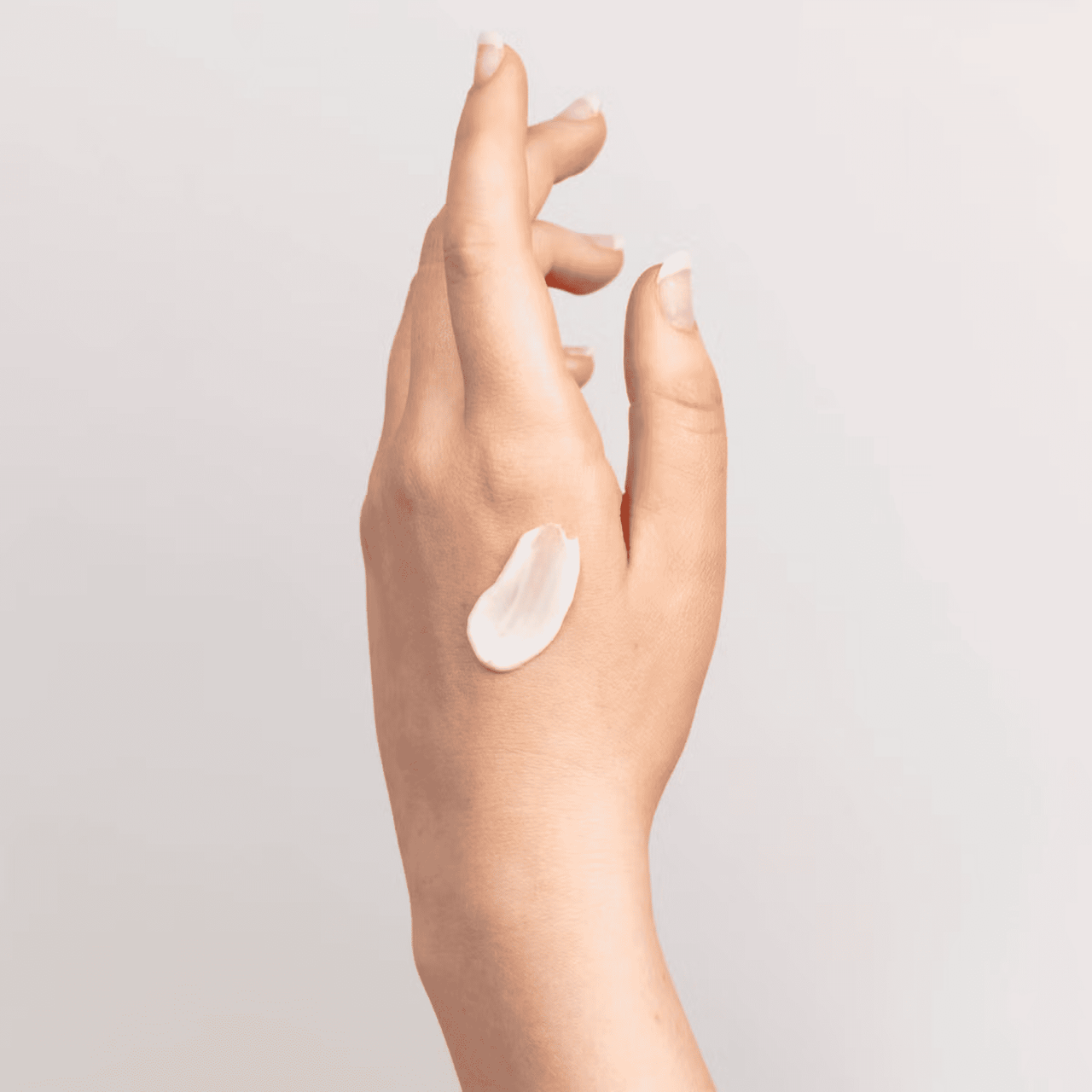 Hand- und Körpercreme: Cremefleck auf Handrücken, zum Eincremen
