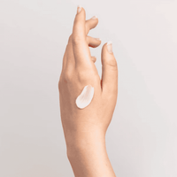 Hand- und Körpercreme: Cremefleck auf Handrücken, zum Eincremen