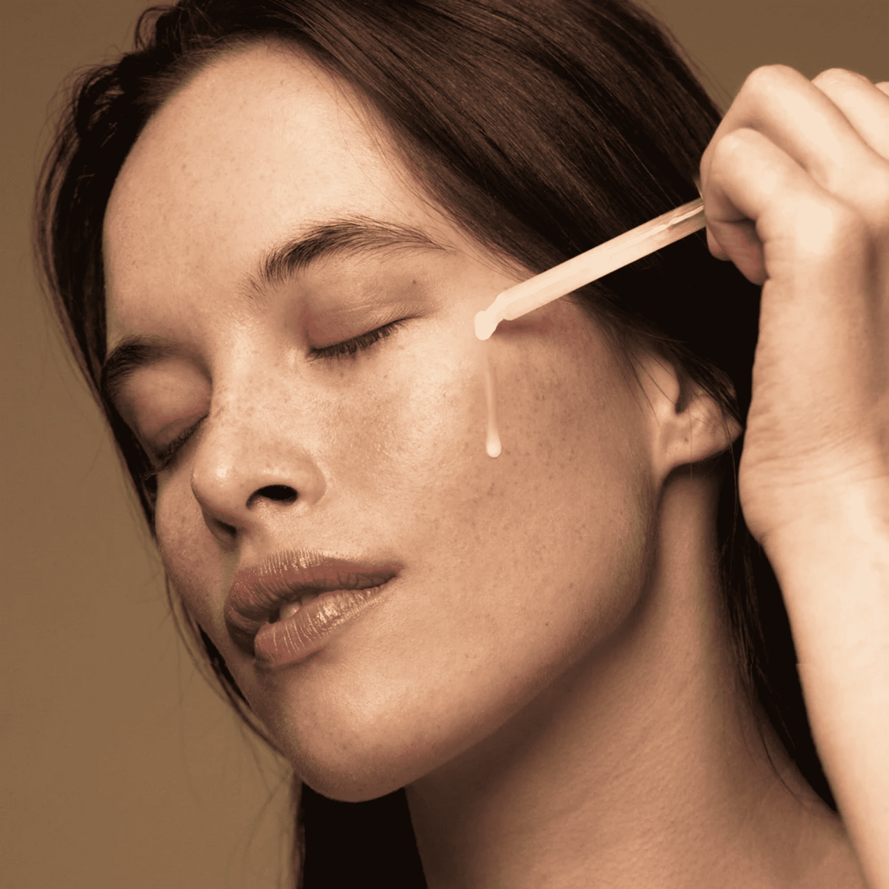 Hyaluron-Serum Tropfen am Auge, aufgetragen mit Applikator
